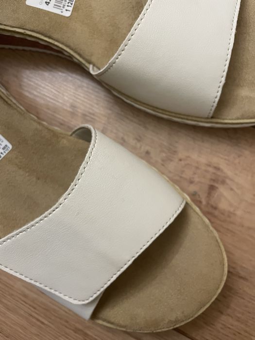 Жіночі сандалі.