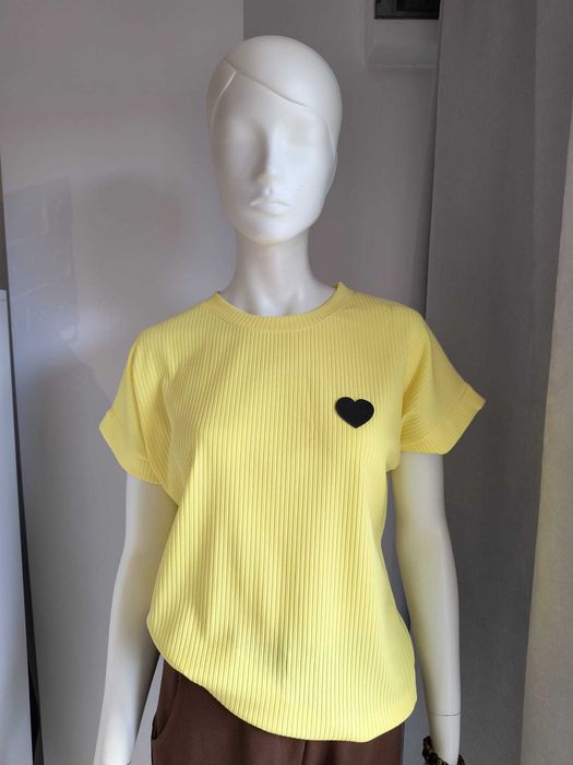 -> Żółta bluzka prążkowana z czarnym serduszkiem “40”– marki: AGATEX