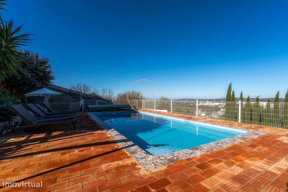 Moradia isolada com piscina e cozinha exterior – Curta distância do ce
