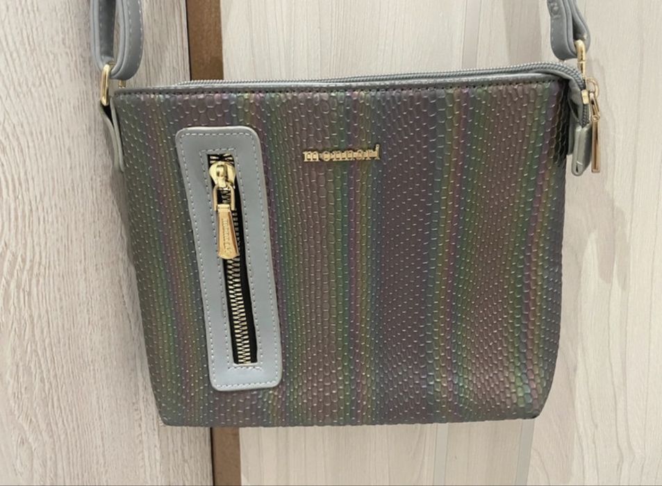 Torebka listonoszka zamki mieniąca się Monnari