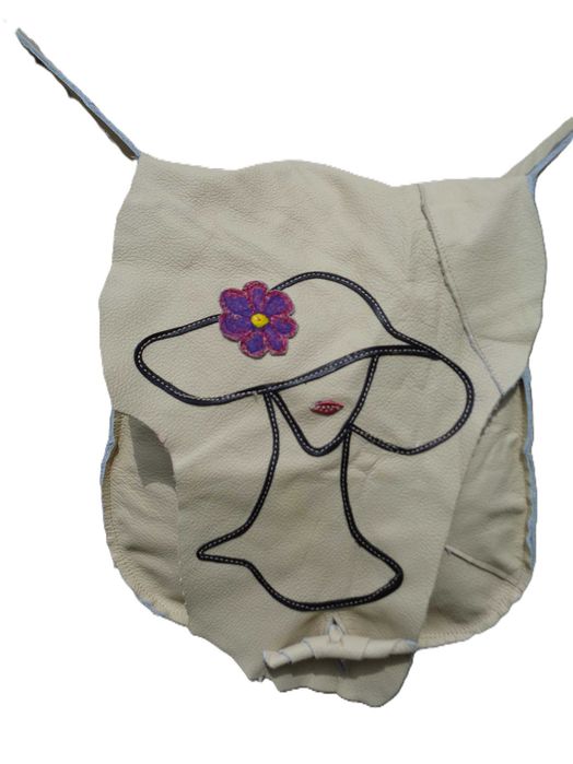 Artystyczna skórzana torebka z kobietą w kapeluszu. Handmade