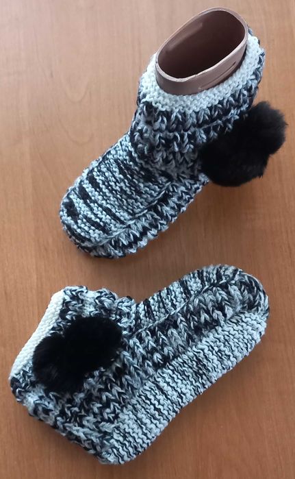 В"язані тапочки з помпонами