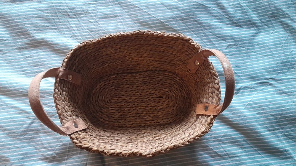 Cesta de vime com pegas em pele 26cmx21cm e 10cm de altura