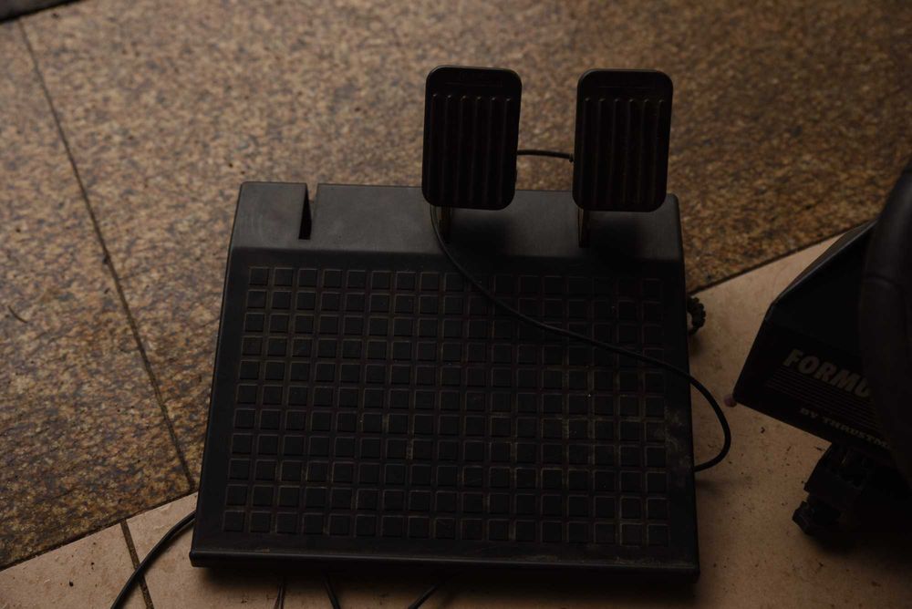 Volante para pc ou playstation thrustmaster