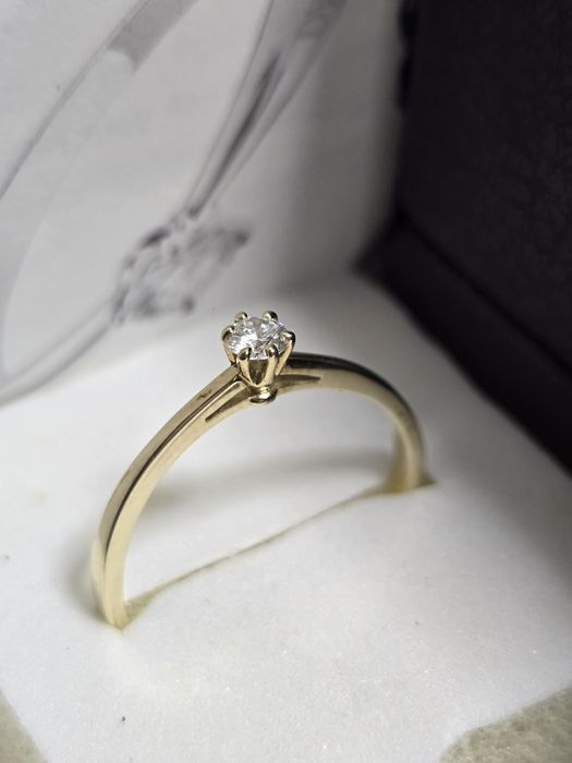 Золотое кольцо с бриллиантами, каблучка з діамантами