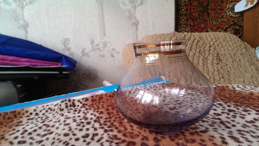 Винтажная ваза из цветного стекла с позолотой 1965 год сервантое хране