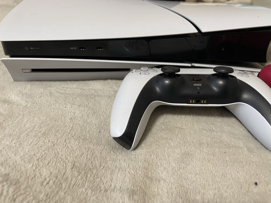Play Station 5 + 2 pady