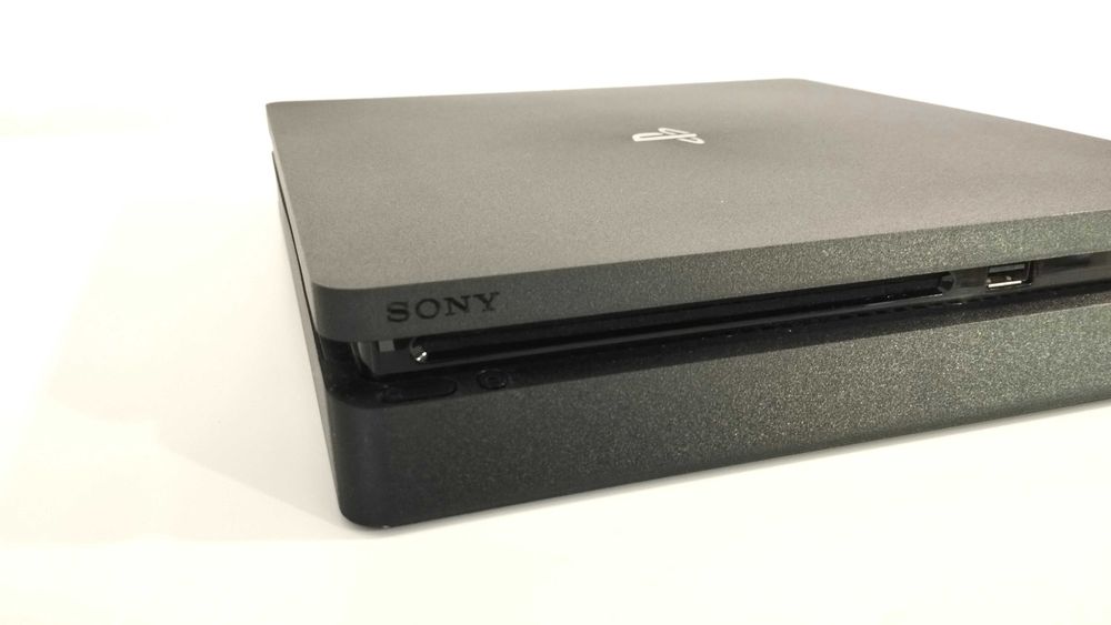 Consola PS4 Slim 500GB + 1 Comando (NOVO) + Jogo FIFA20 + Cabo