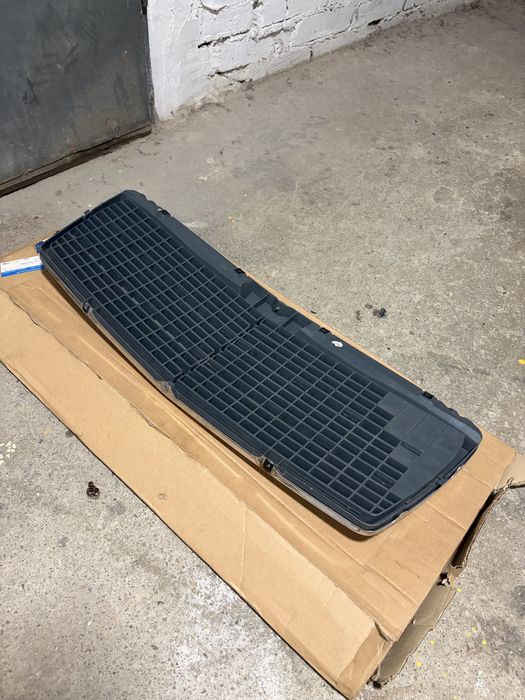 Witam sprzedam oryginalny grill do mercedesa w211  z opakowniem