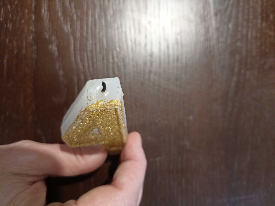 Свічка на 4 роки золота)