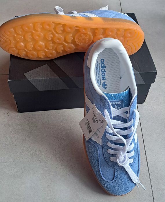 Buty sportowe adidas.