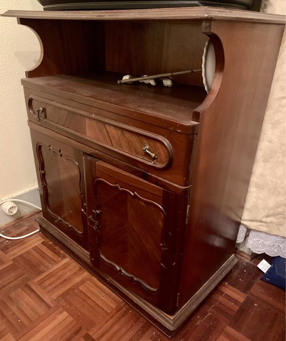 Móvel TV com portas em madeira
