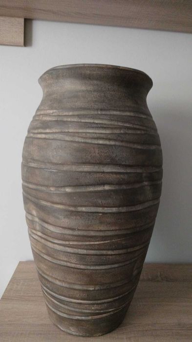 Jarrão em cerâmica, rústico. Textura e tons únicos.