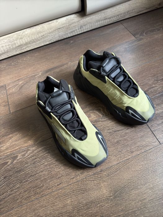 Кросівки Adidas Yeezy Boost 700 Mnvn Resin жіночі