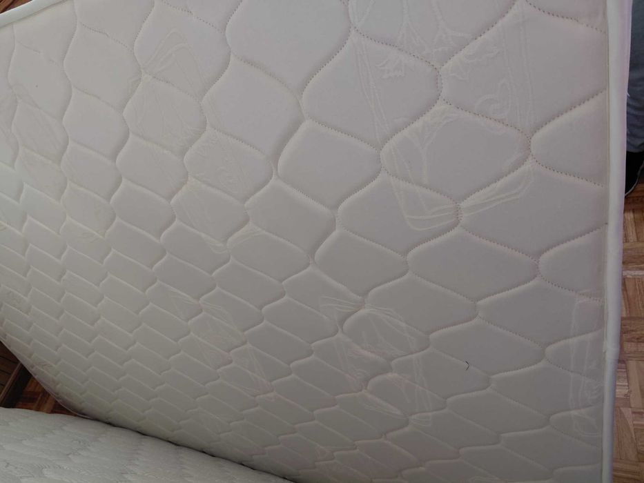 Cama com estrade e colchão + cómoda