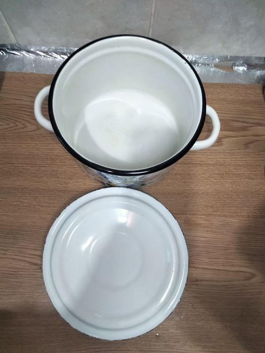 Емальована кастрюля