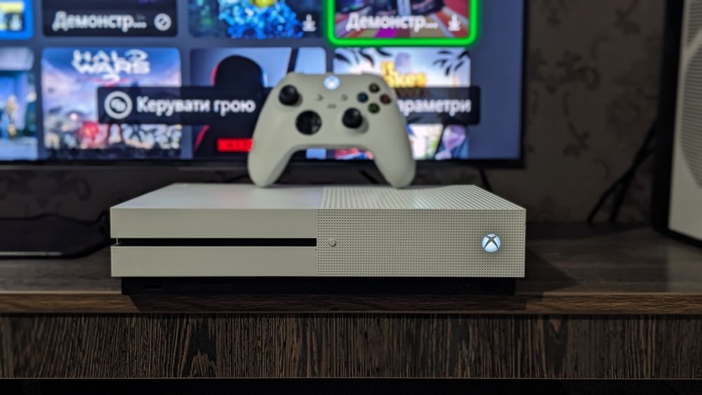 приставка Xbox one S 1tb sn: 190612282416 джостик  sn:502474234