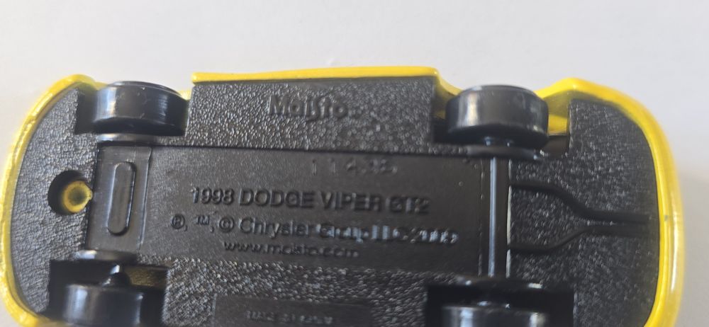 Dodge Viper GT2 amarelo com listras pretas - Maisto - 7cms