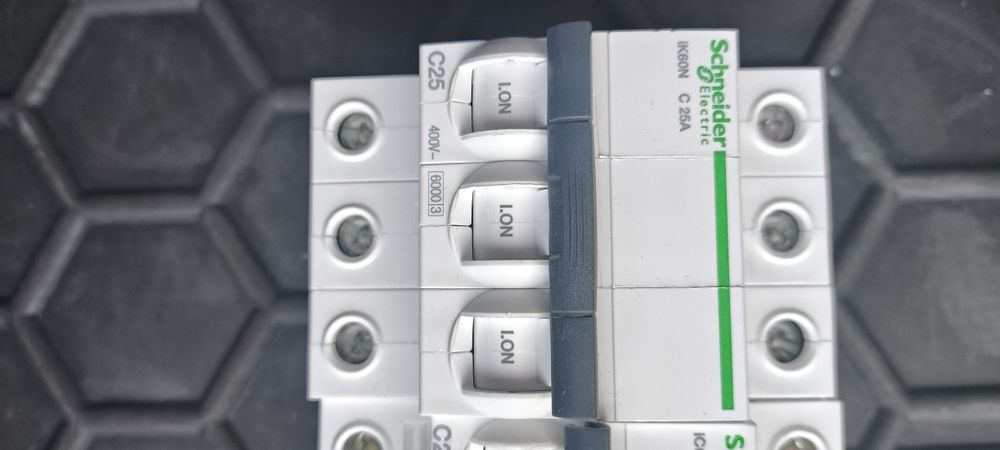 Продам вимикачі 25А 380В