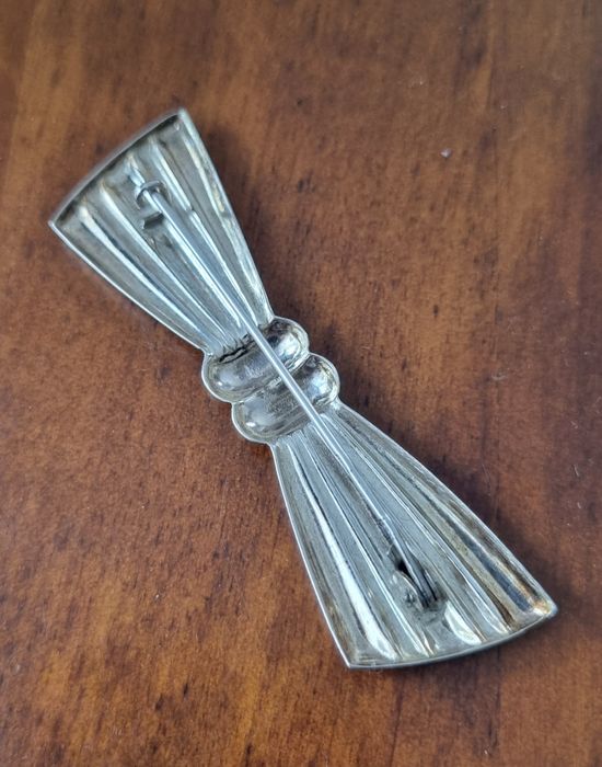 Piękna srebrną broszka kokarda muszka vintage 925