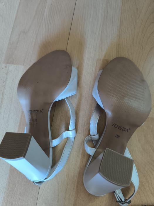 Jasnobeżowe buty Venezia rozmiar 38