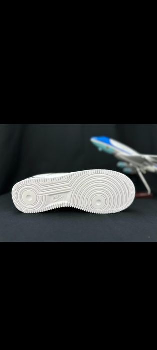 Nike air force 1, branco com símbolo preto