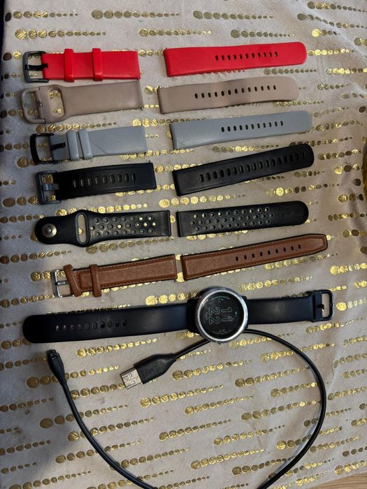 Smartwatch Garmin vivoactive 3 w dobrym stanie (+ 7 pasków)