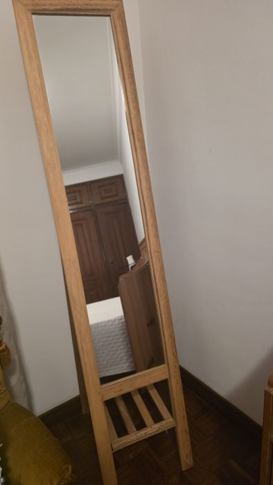 Cama de casal e mesinhas de cabeceira