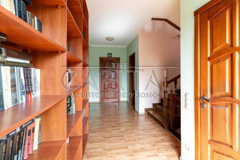 Продаж будинку 270 м Осокорки — 3 поверхи, 5 соток, готовий для життя