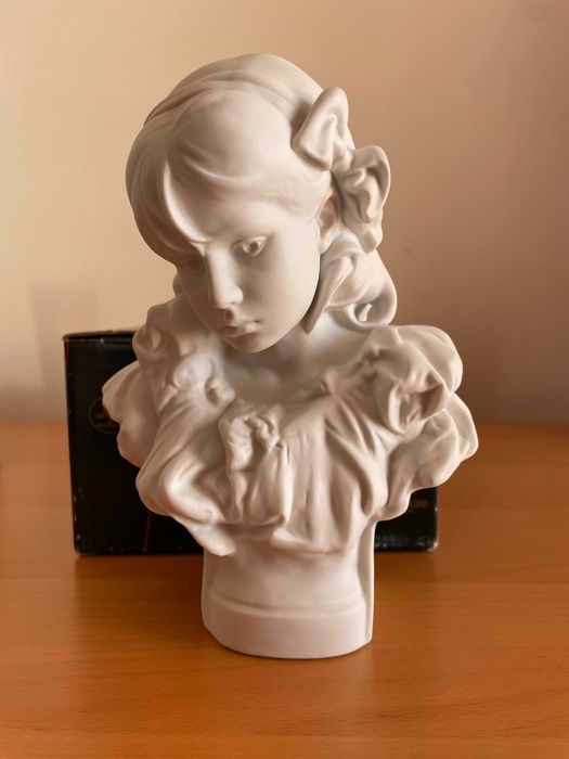 Busto de menina da Vista Alegre, Novo