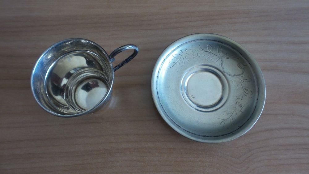 Conjunto de chávena e pires em prata