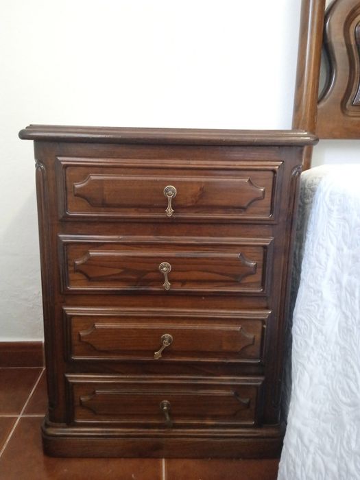 Mobília de Quarto completa (cama, mesas de cabeceira e cómoda)