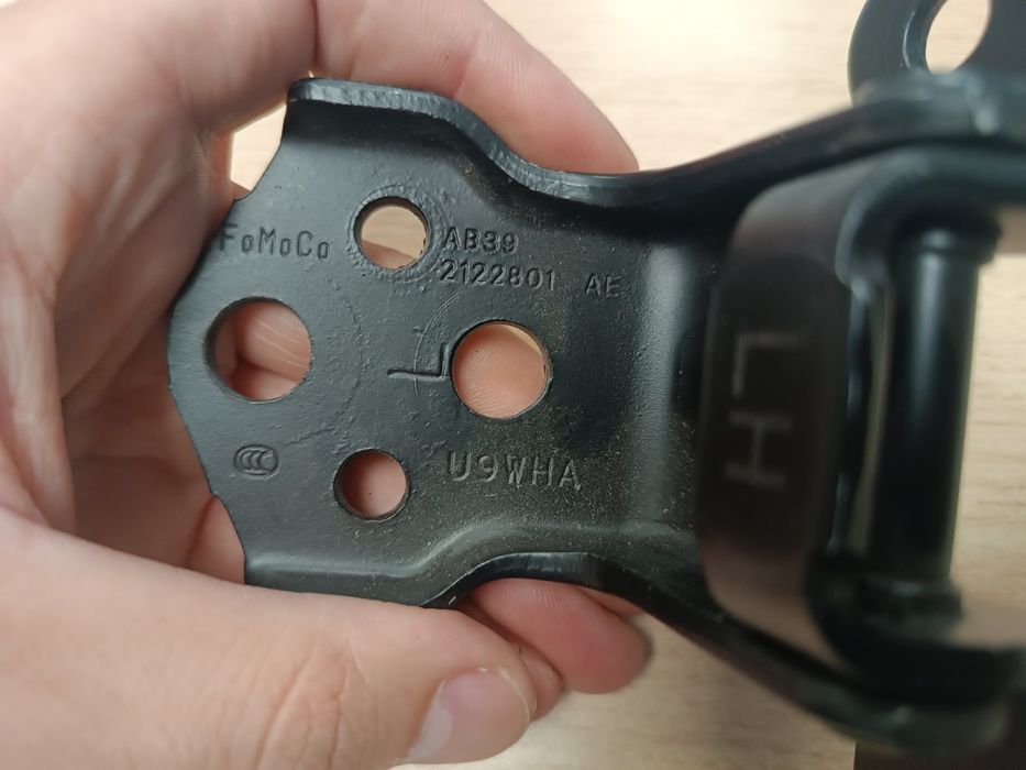 Петли Ford Ranger 2122801  2122810 левая передняя дверь.