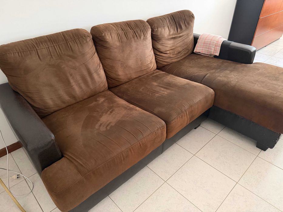 Sofá castanho com chaiselong