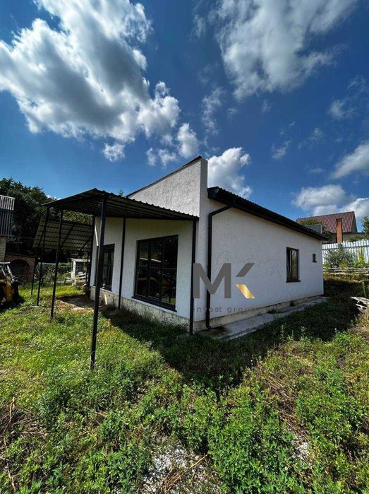 Будинок в мальовничому місці біля лісу .