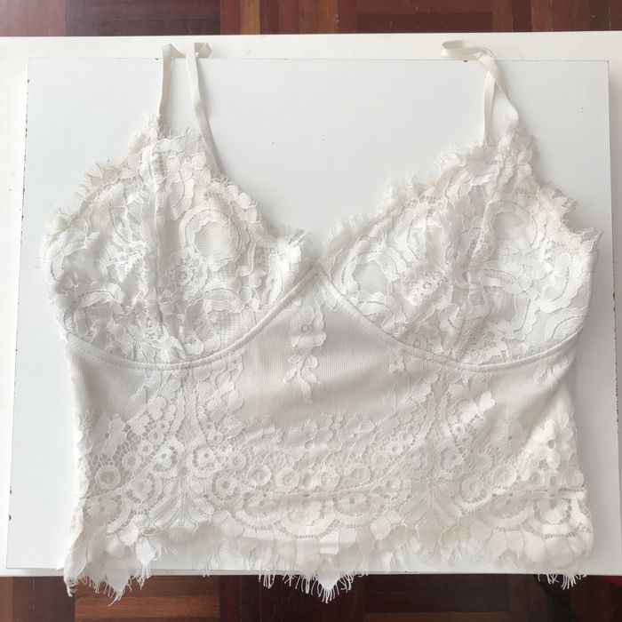 Top de renda vermelho e branco + saia de folhos