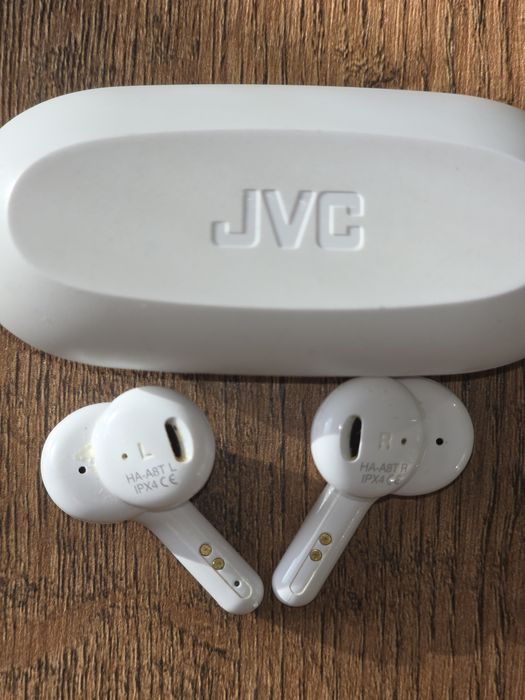 Słuchawki bezprzewodowe JVC HA-A8T w kolorze białym.