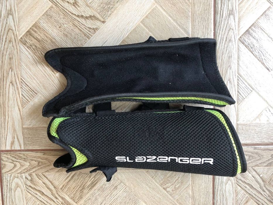 Захисні футбольгі щитки