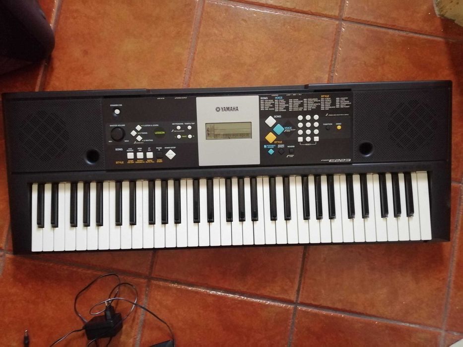 piano yamaha psr e223 c/ mala de transporte