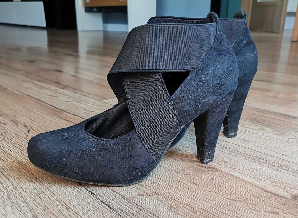 Buty czarne wysokie z gumkami 35
