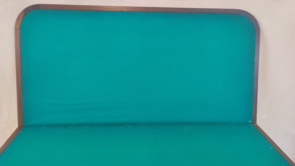 Mesa de jogo com gaveta