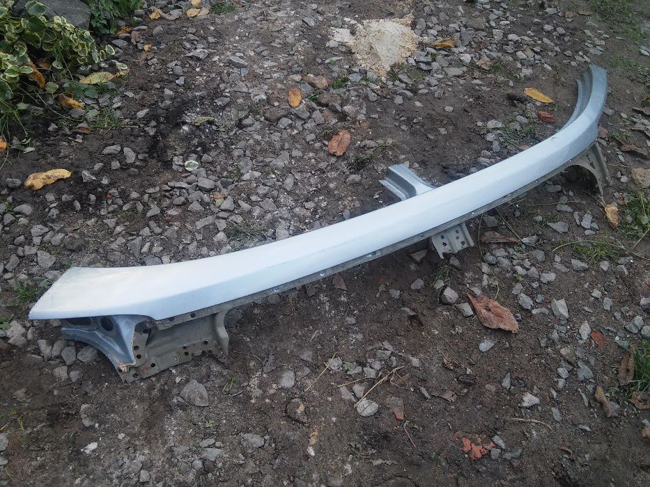 Левый батон (стойка) на nissan micra k12 4дв