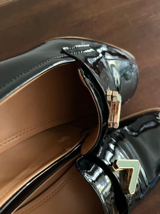Sapatos estilo mocassim em verniz preto com detalhe dourado elegante 39