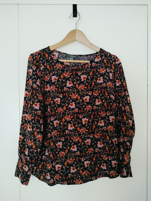 Blusa leve com padrão floral • M