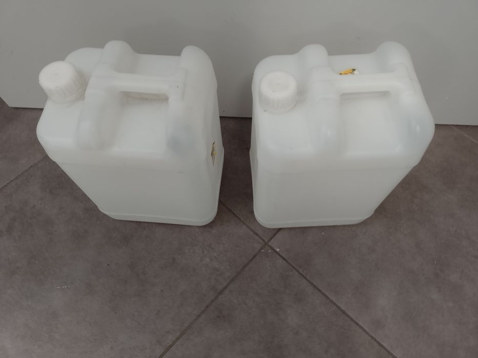 Sprzedam dwa karnistry 20 L.