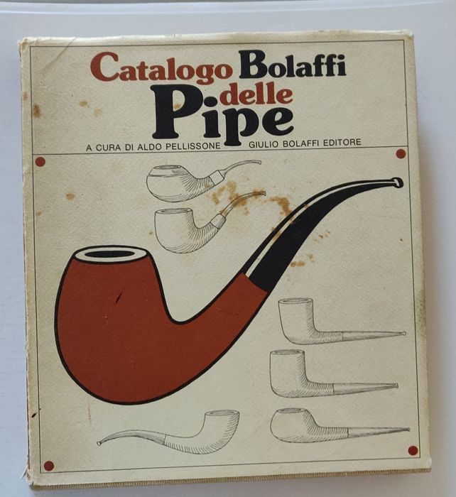 Cachimbos, livros em inglês, francês e italiano