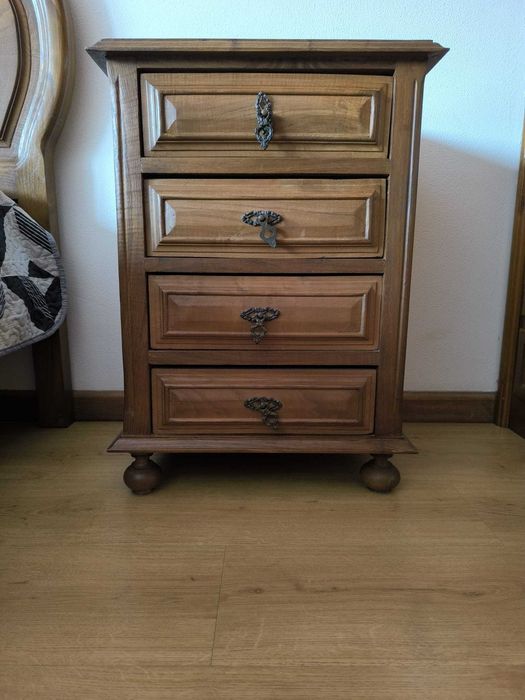 Cama madeira castanho + 2 mesas cabeceira + cómoda