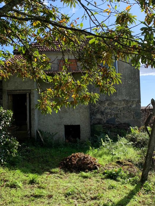 casa de 2 pisos com 80m2 cada e jardim de 30m2