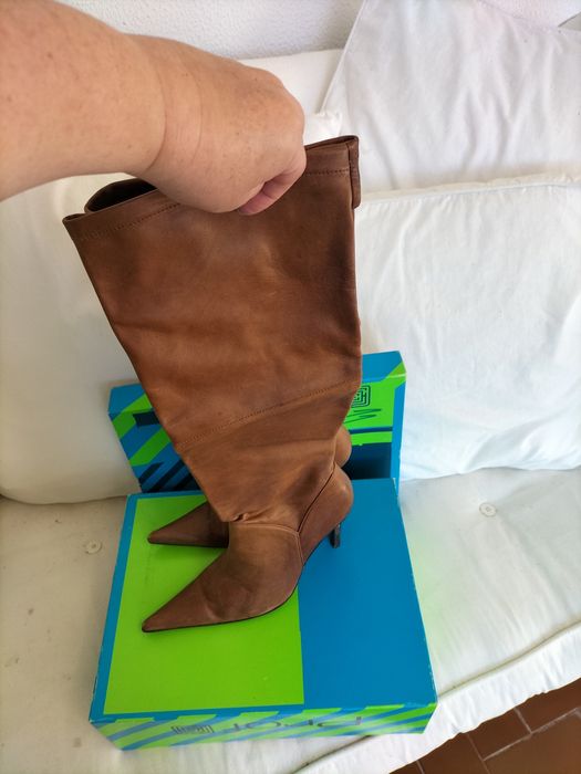 Botas de cano alto e salto agulha em pele macia da Prof tamanho 36