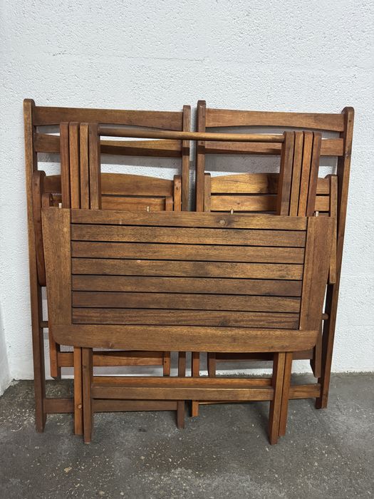 Mesa quadrada com cadeiras para exterior